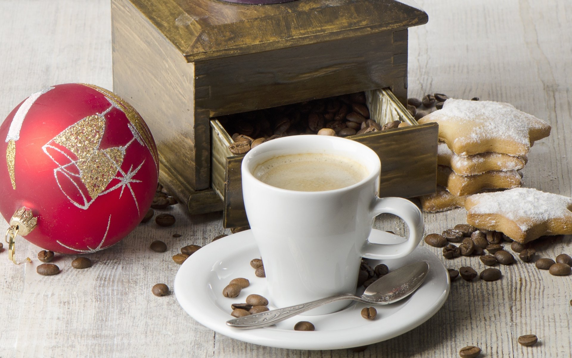 café cappuccino taza cuchara galletas granos molinillo de café bola año nuevo