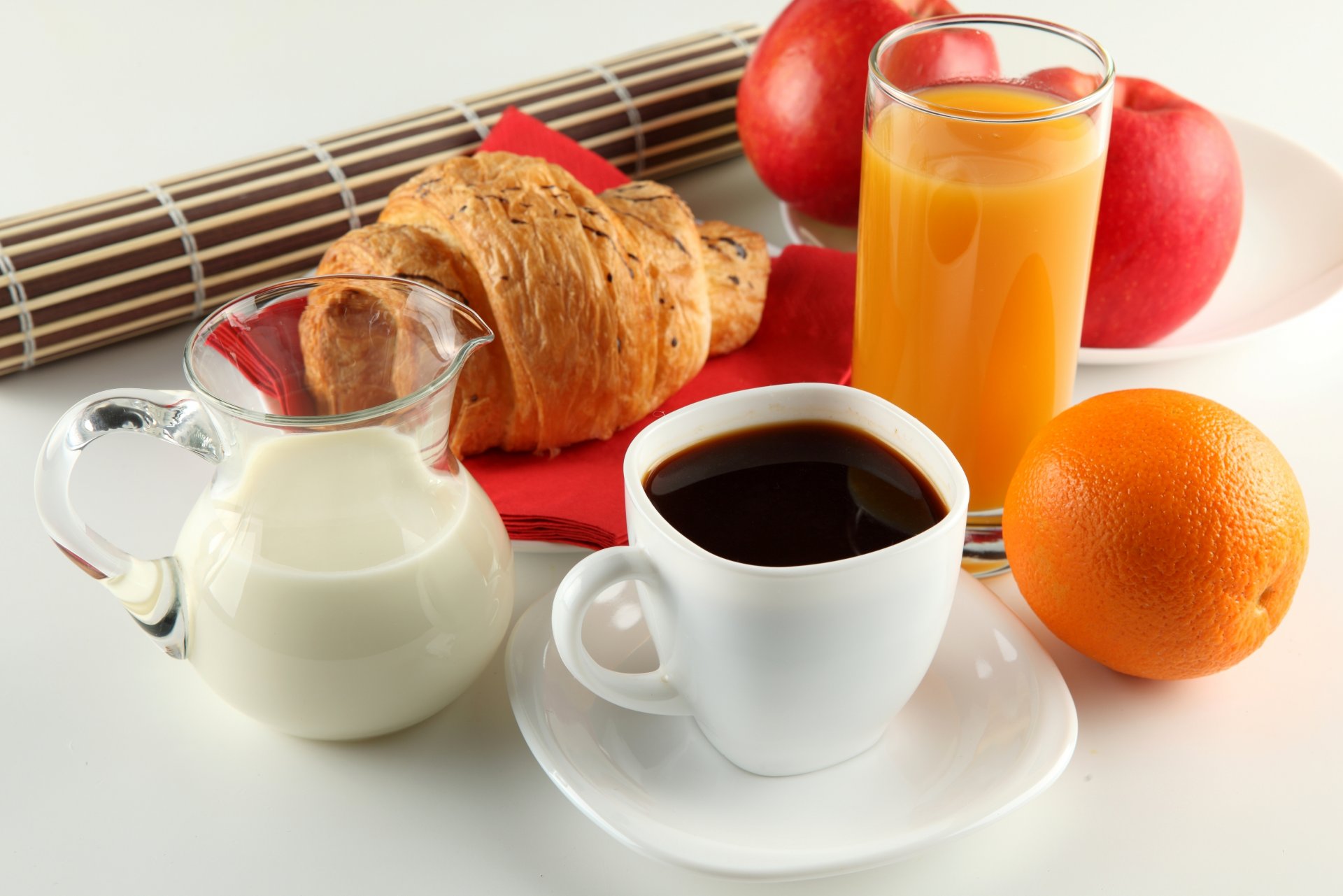 desayuno café leche naranja jugo croissant manzanas taza blanco platillo jarra