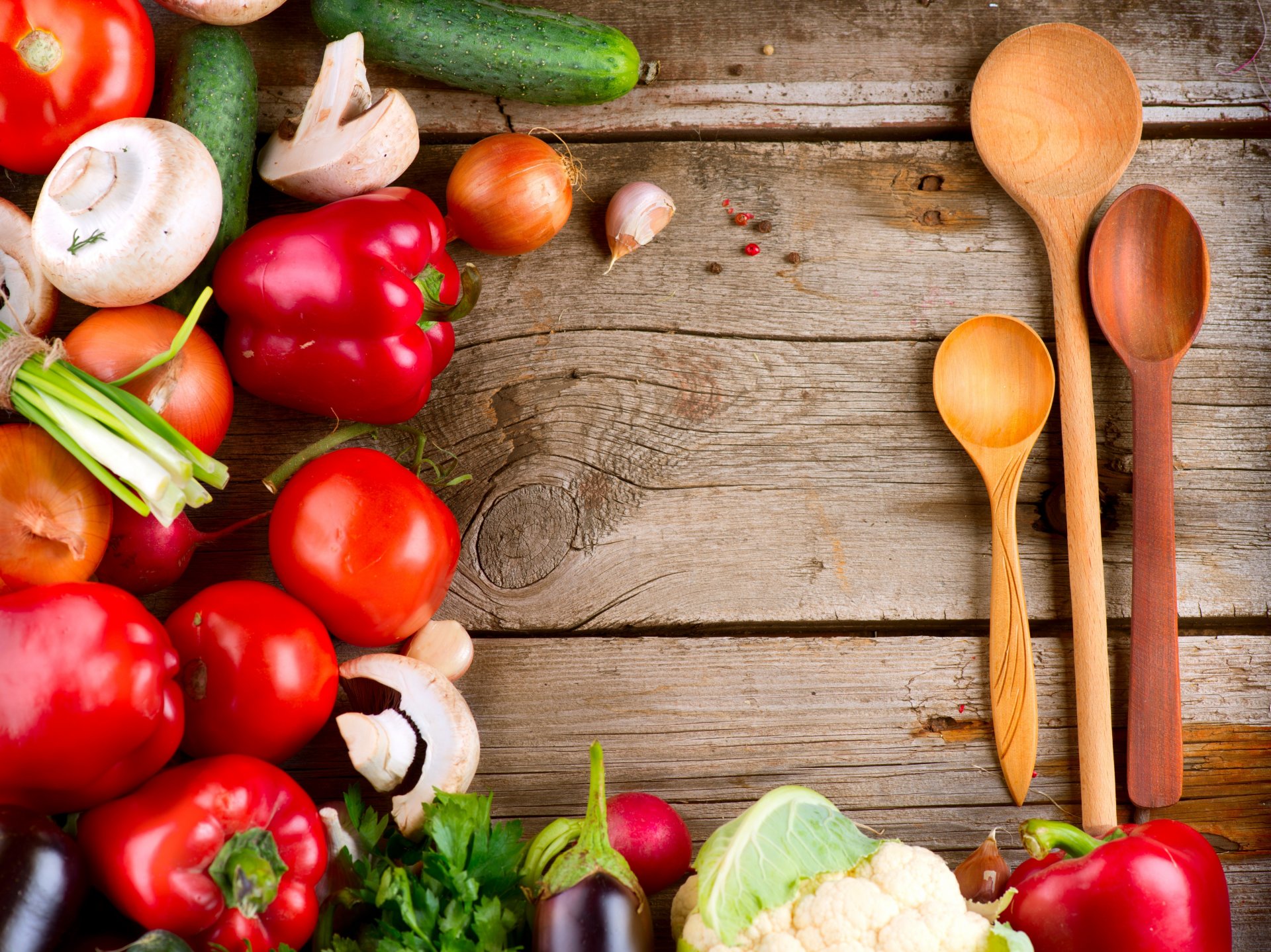 verduras mesa cucharas madera champiñones pimientos repollo ajo cebolla pepinos tomates verduras