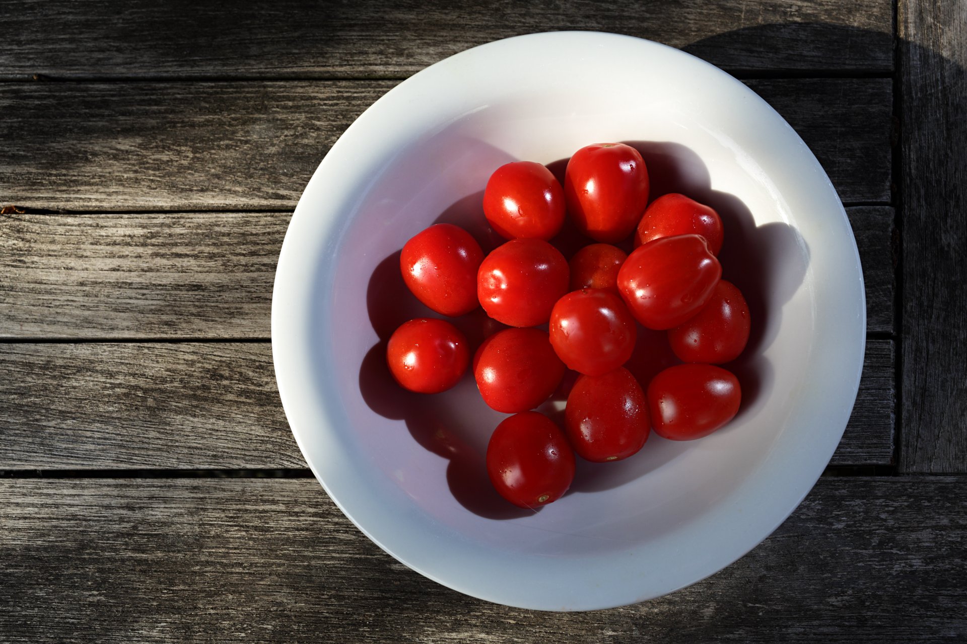 table planches assiette tomates cerises