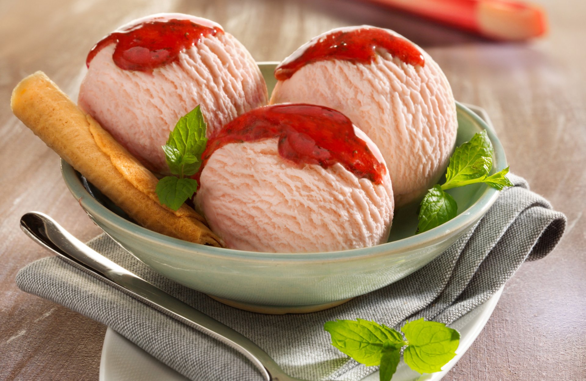 comida helado sorbete rosado fresa bayas postre mesa