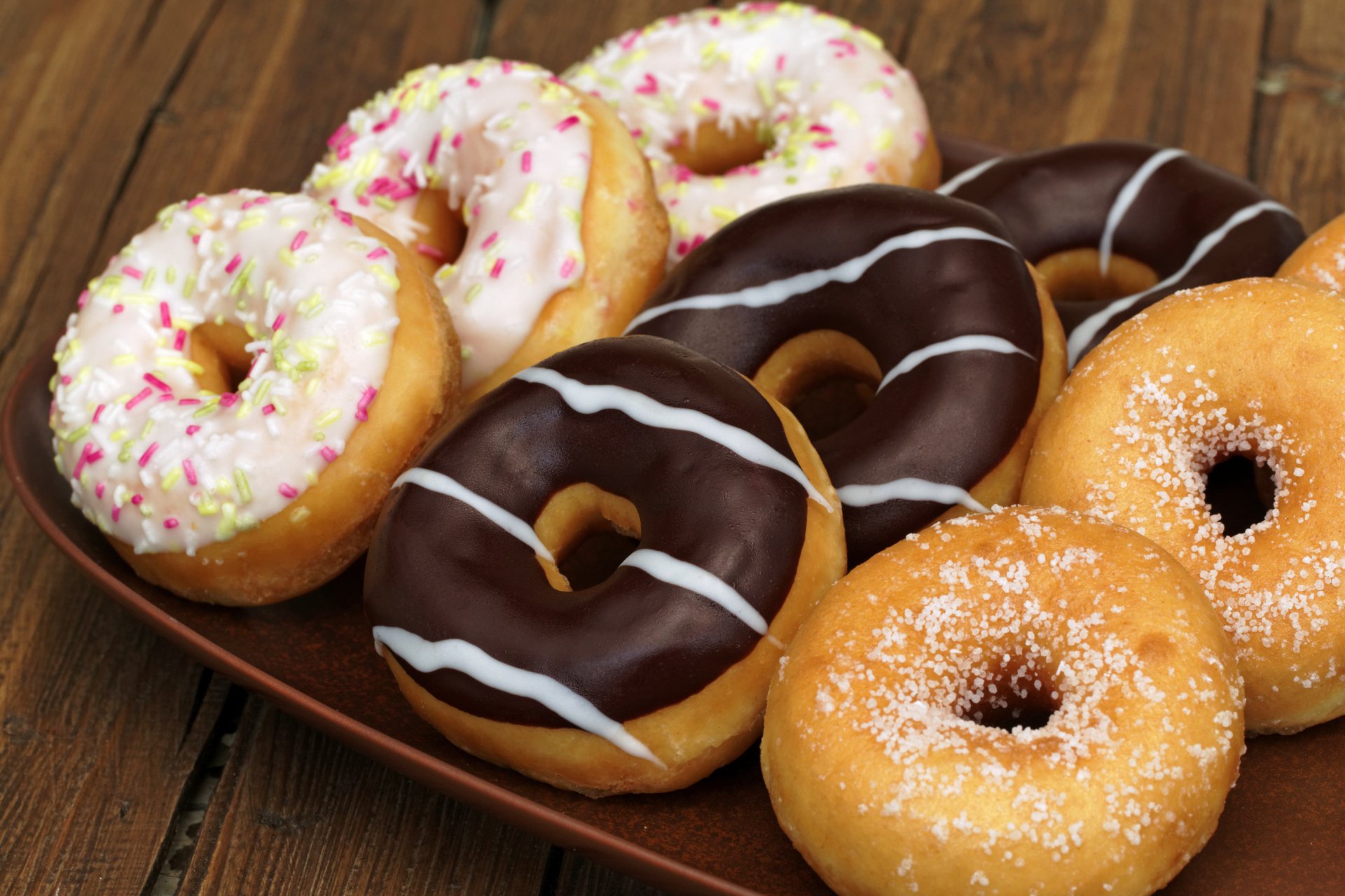 donuts backen muffin süß schokolade glasur puder dessert tablett