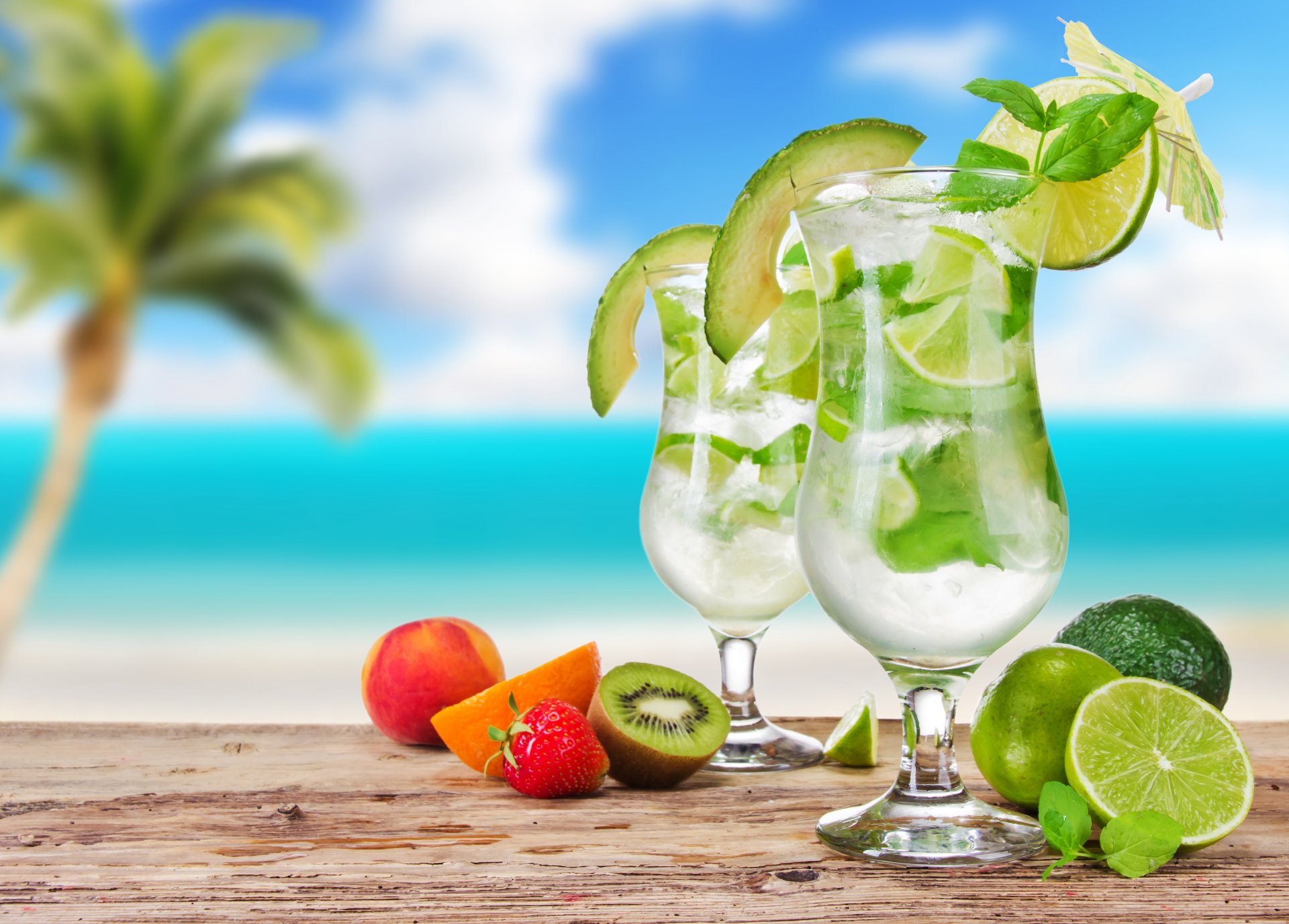 mojitos cocktails gläser regenschirme beeren früchte zitrusfrüchte limette