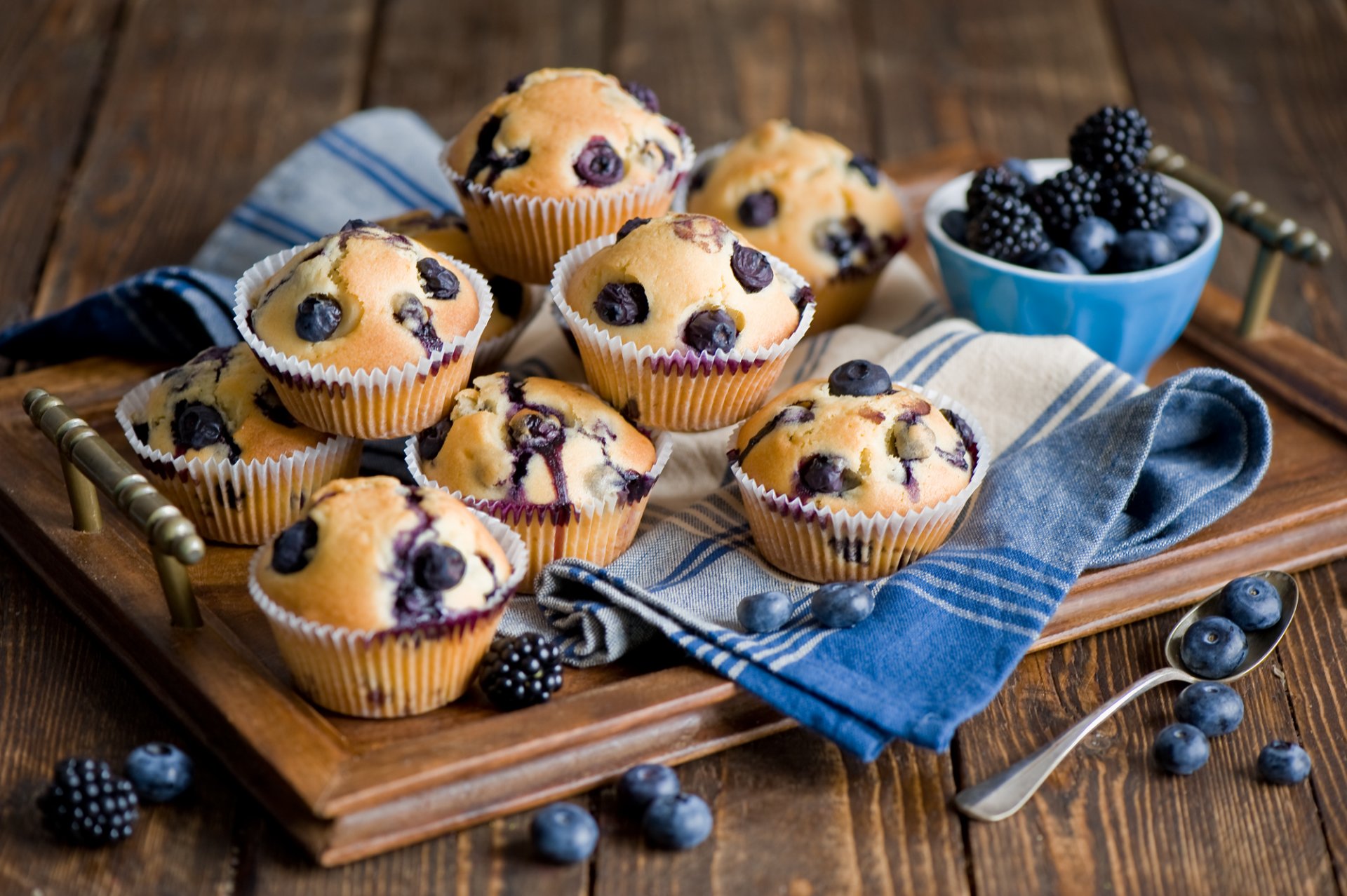 muffins mûres myrtilles baies cuisson repas dessert doux plateau cuillère anna verdina