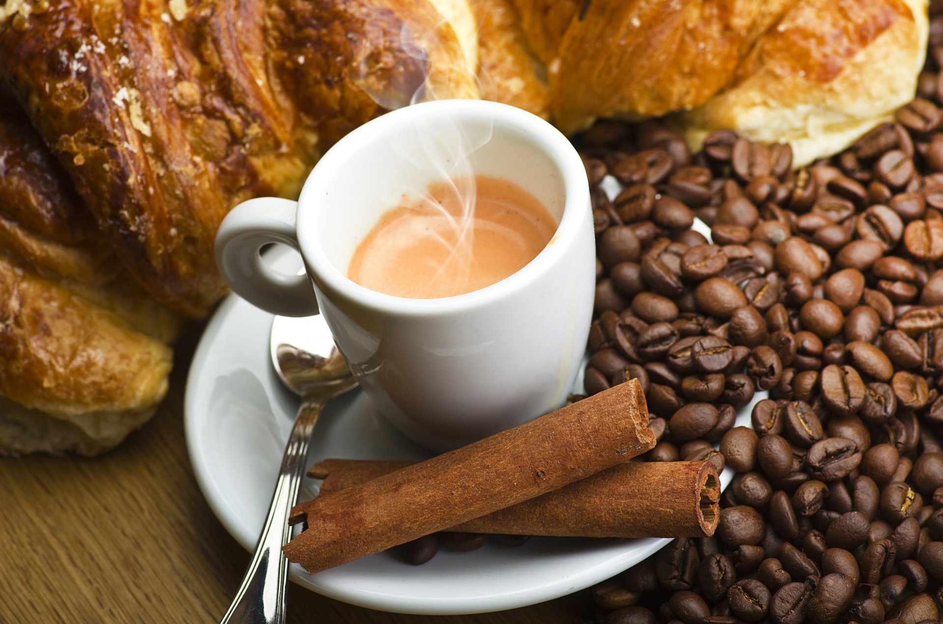 caffè espresso tazza bastoncini cannella croissant grano