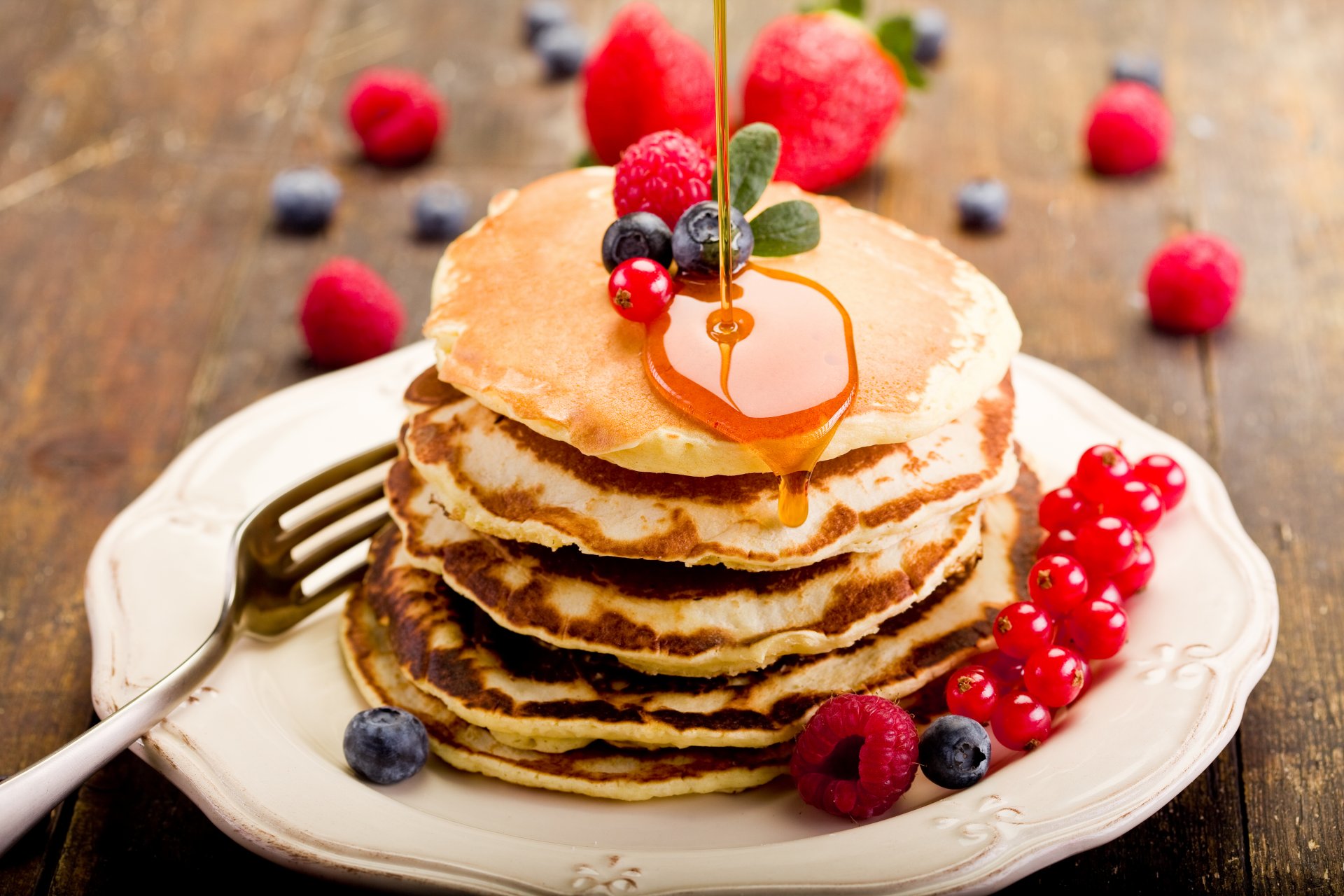 repas crêpes crêpes beignets miel assiette baies myrtilles framboises groseilles