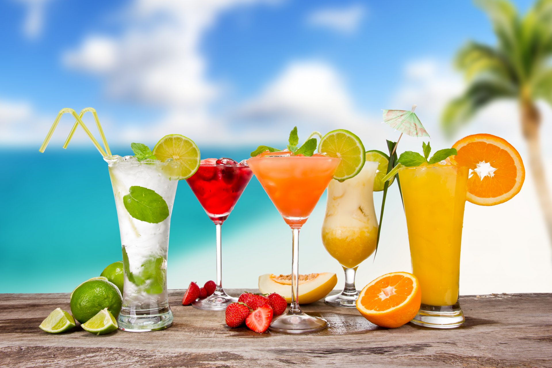 cocktails mojitos pina colada gläser regenschirme röhrchen beeren früchte zitrusfrüchte limette orange melone erdbeere sommer