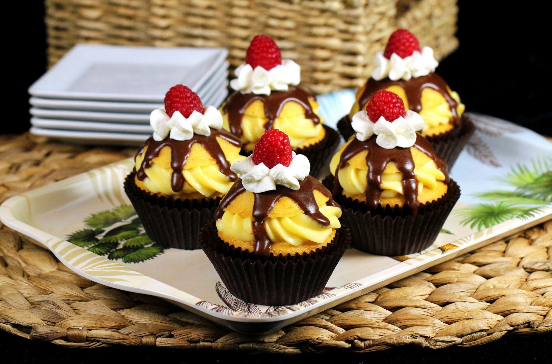 cupcake backen kuchen creme schokolade himbeeren glasur dessert süßigkeiten