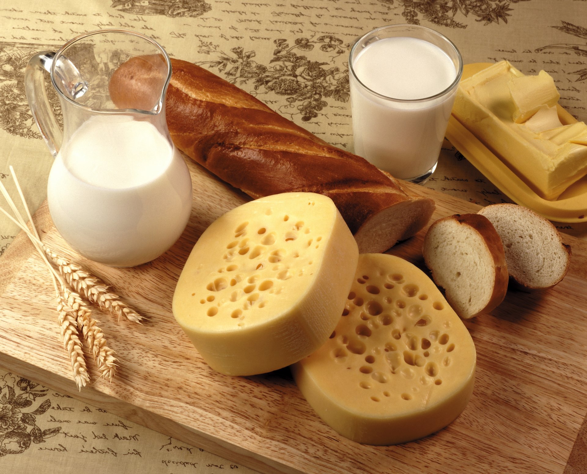 fromage lait pichet verre pain pain planche épillets beurre produits laitiers