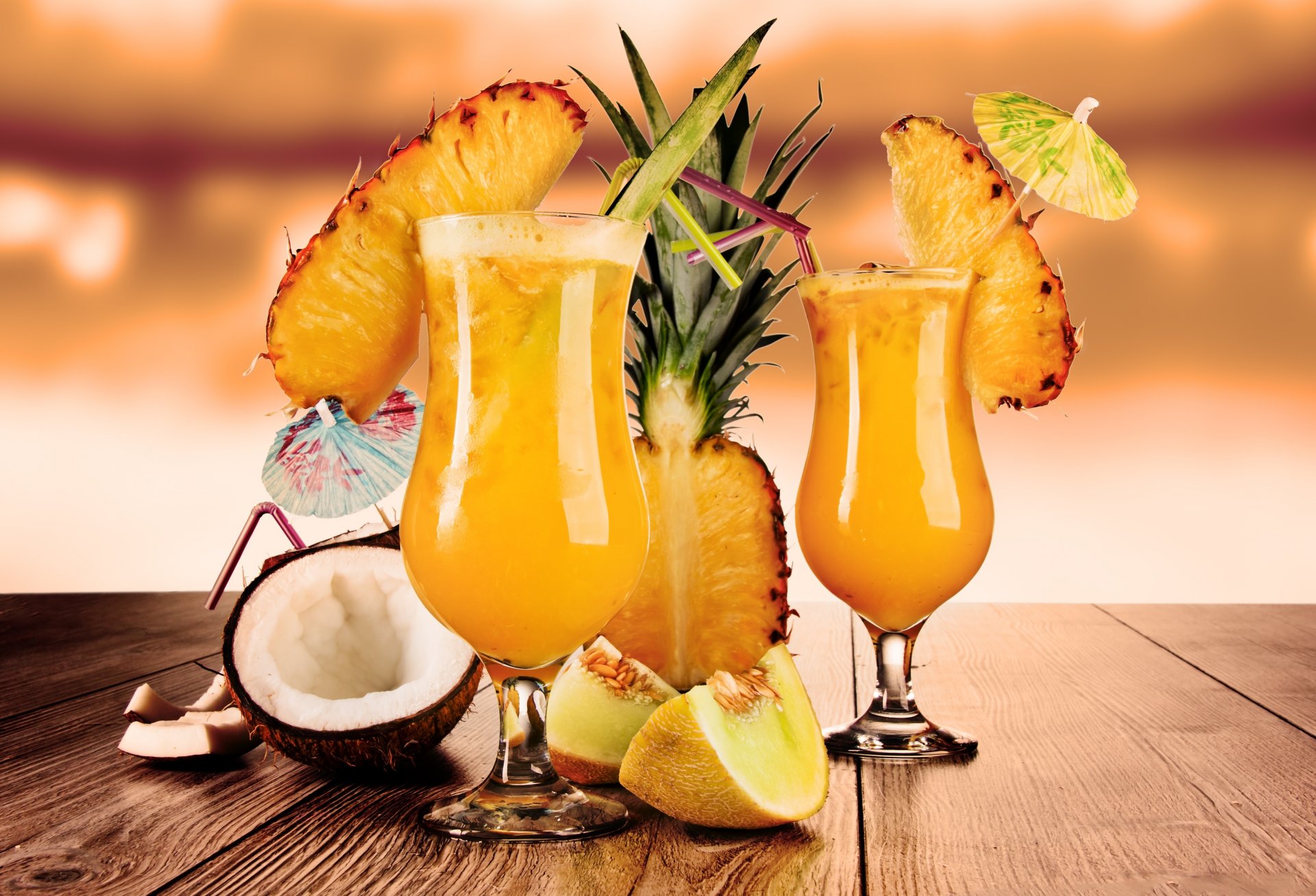 cocktails weingläser trinkhalme obst ananas kokosnuss melone