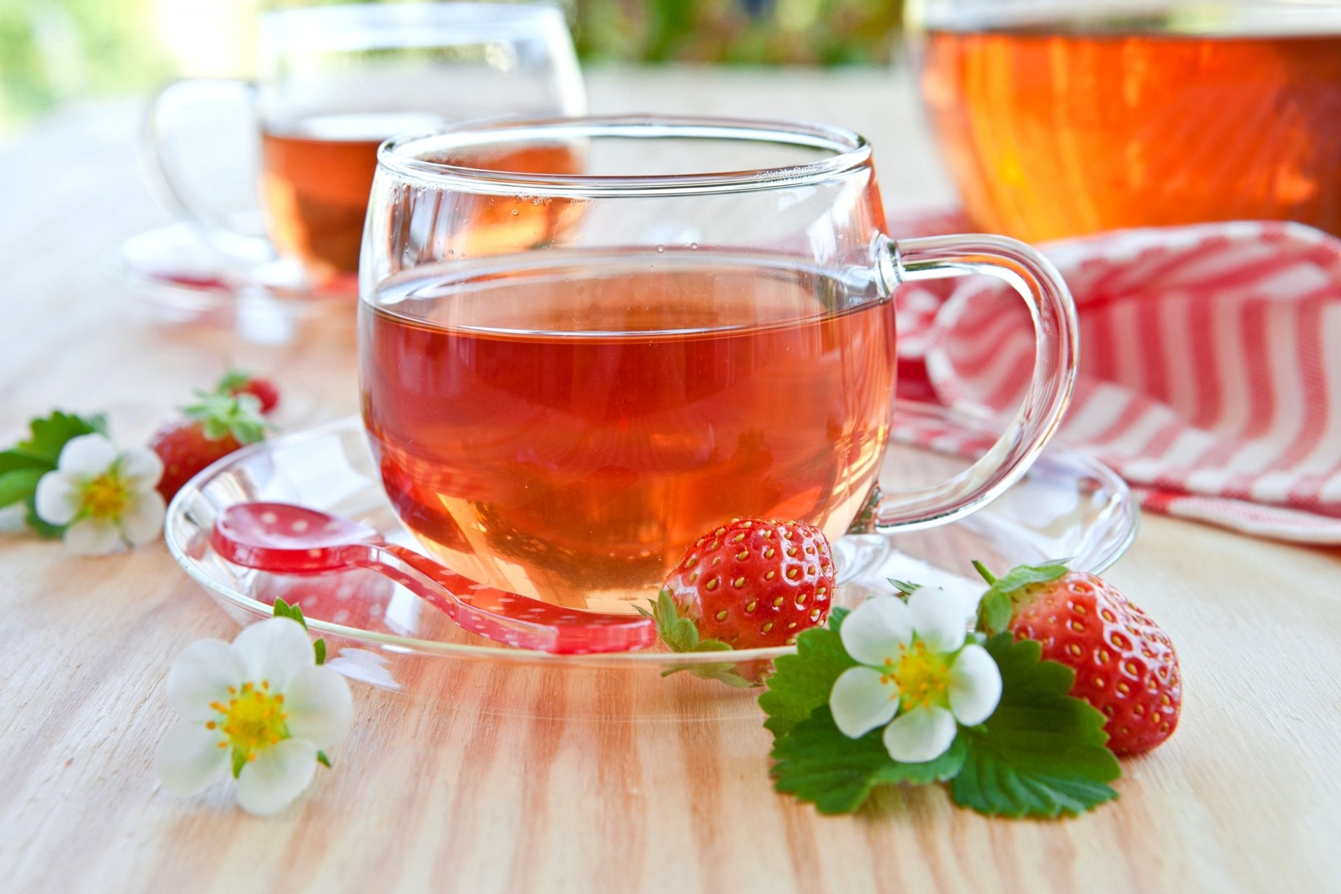 thé tasse soucoupe vaisselle cuillère fraise fraise baies rouge feuilles fleurs blanc table