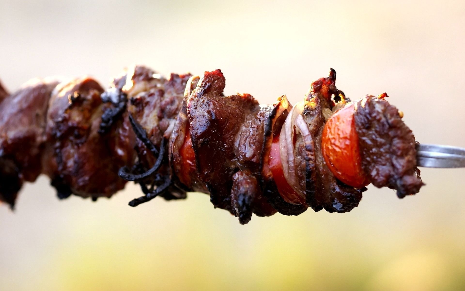 schaschlik fleisch zwiebel tomate stücke spieß