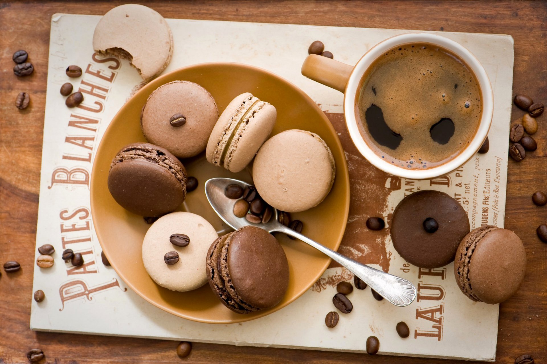 kekse macaron makkaroni schokolade kaffee tasse körner teller löffel dessert süßigkeiten anna verdina