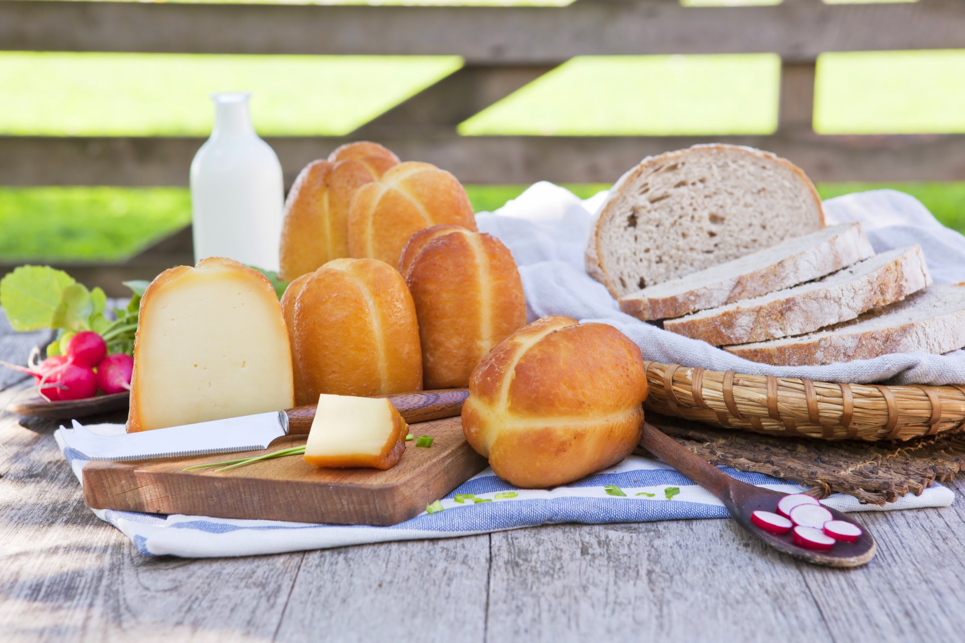 korb serviette brot scheiben käse messer rettich tisch milch grüns appetitlich