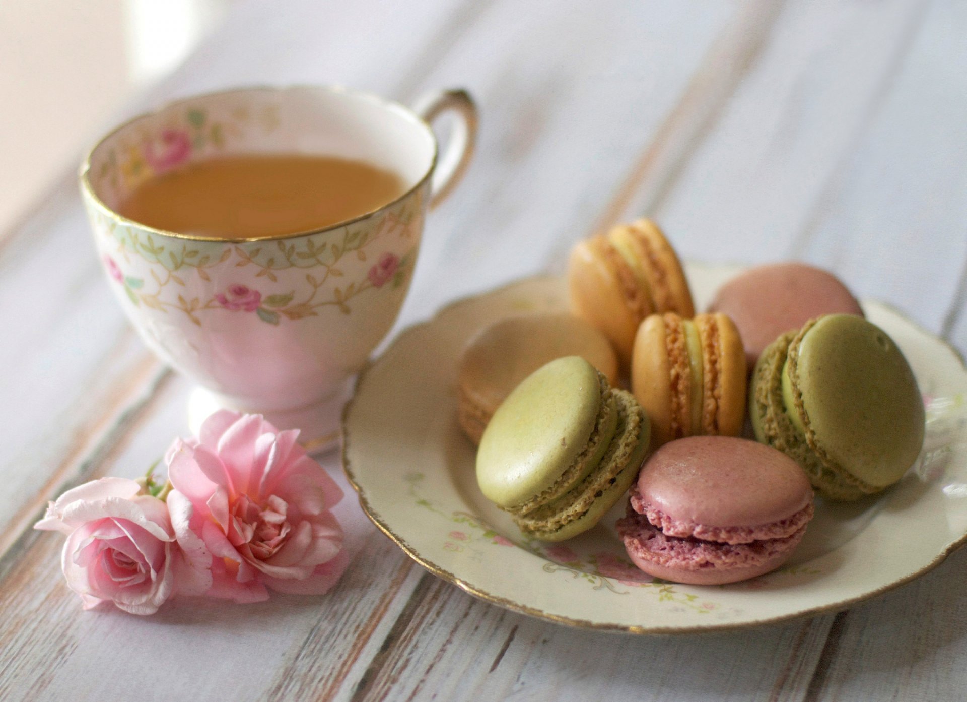 tè tazza biscotti macaron amaretto piatto fiori rose rosa