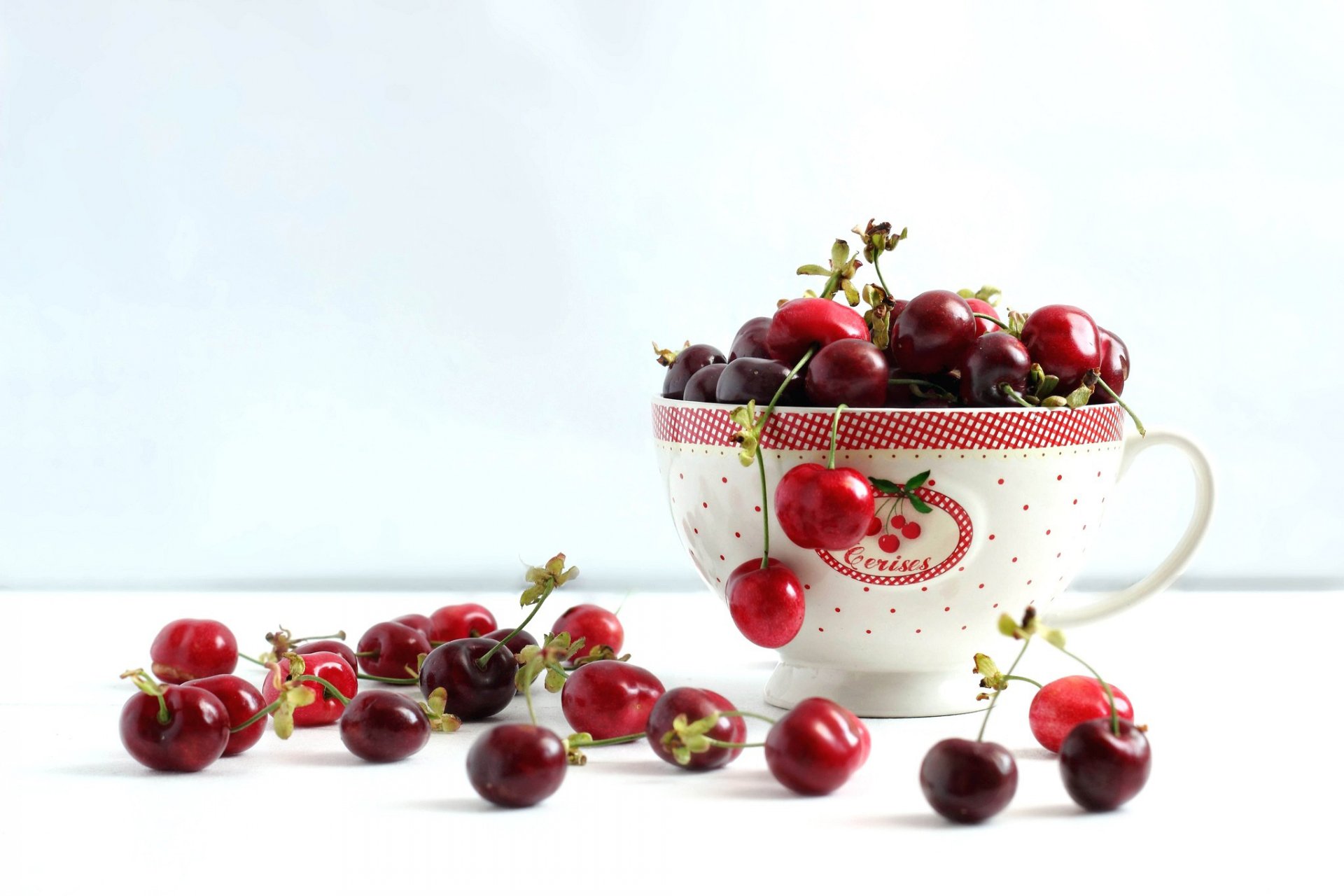 tasse avec cerise baies cerise