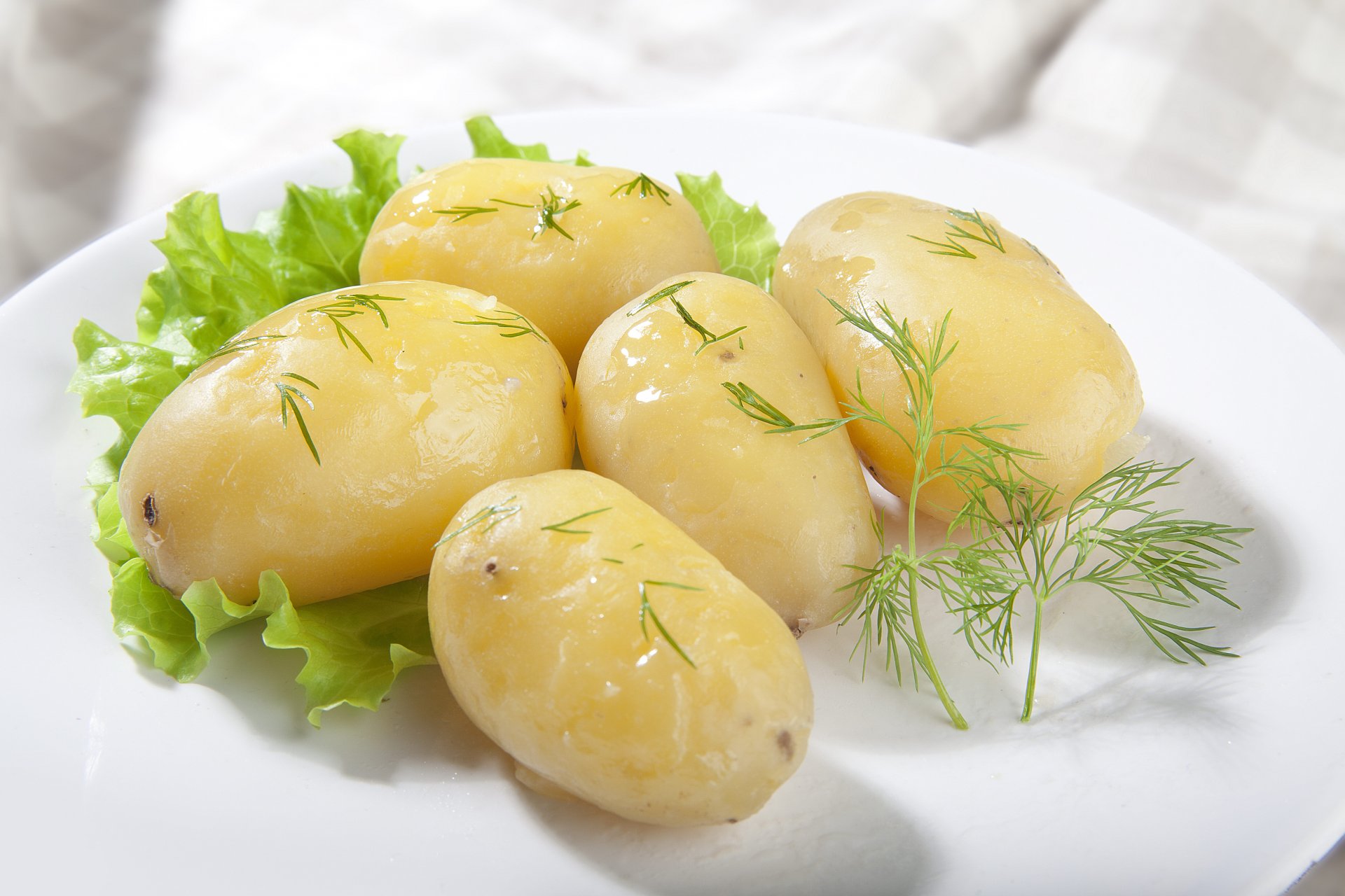 kartoffeln gekocht petersilie salat gemüse grüns essen