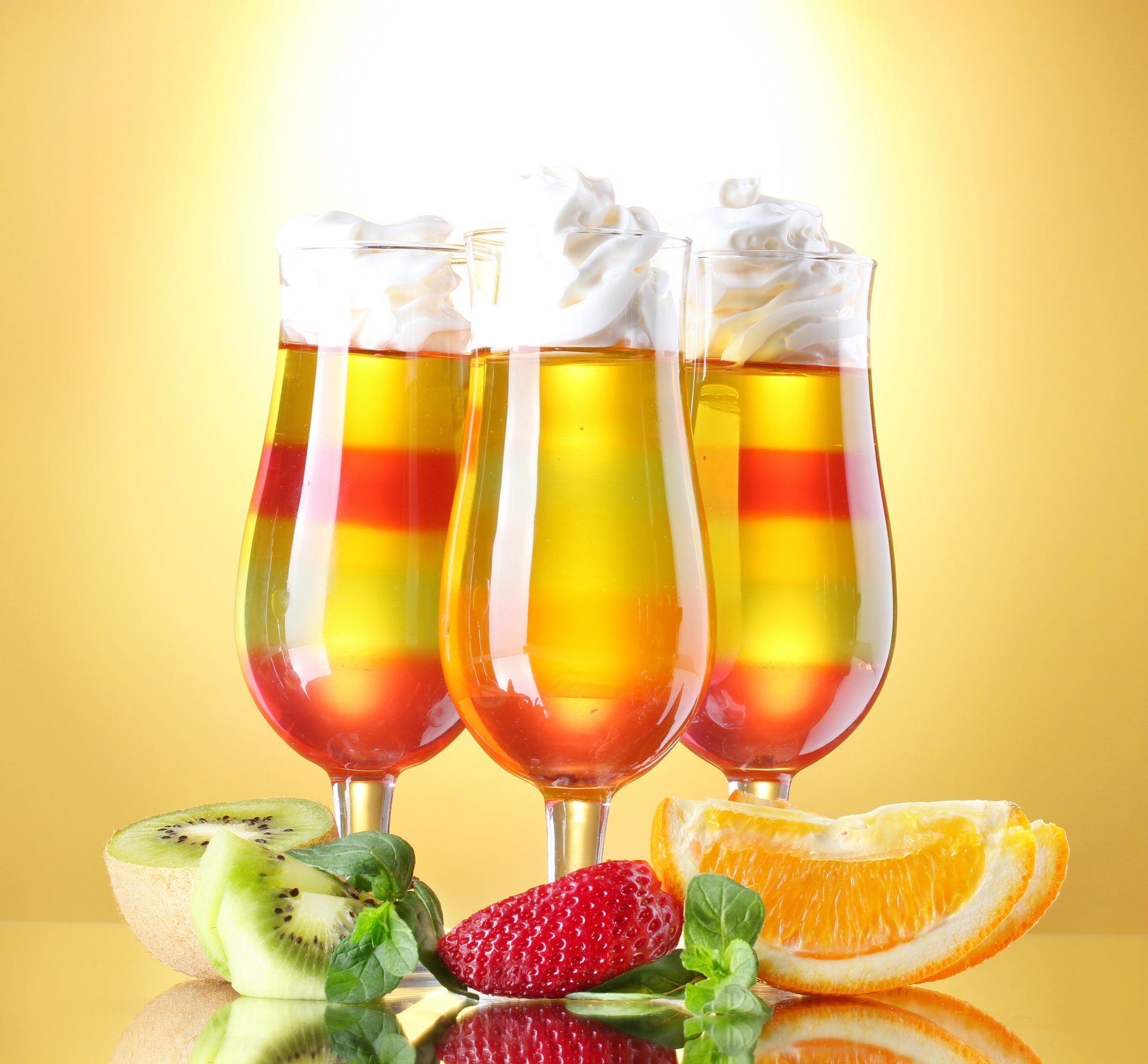 cócteles copas de vino fruta fresa kiwi naranja