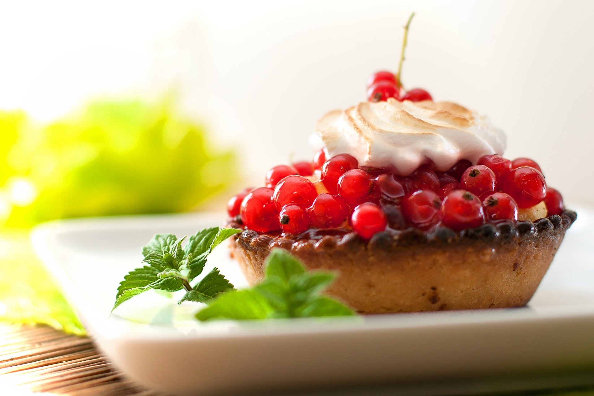 kuchen törtchen creme beeren johannisbeere rot blätter backen dessert süß