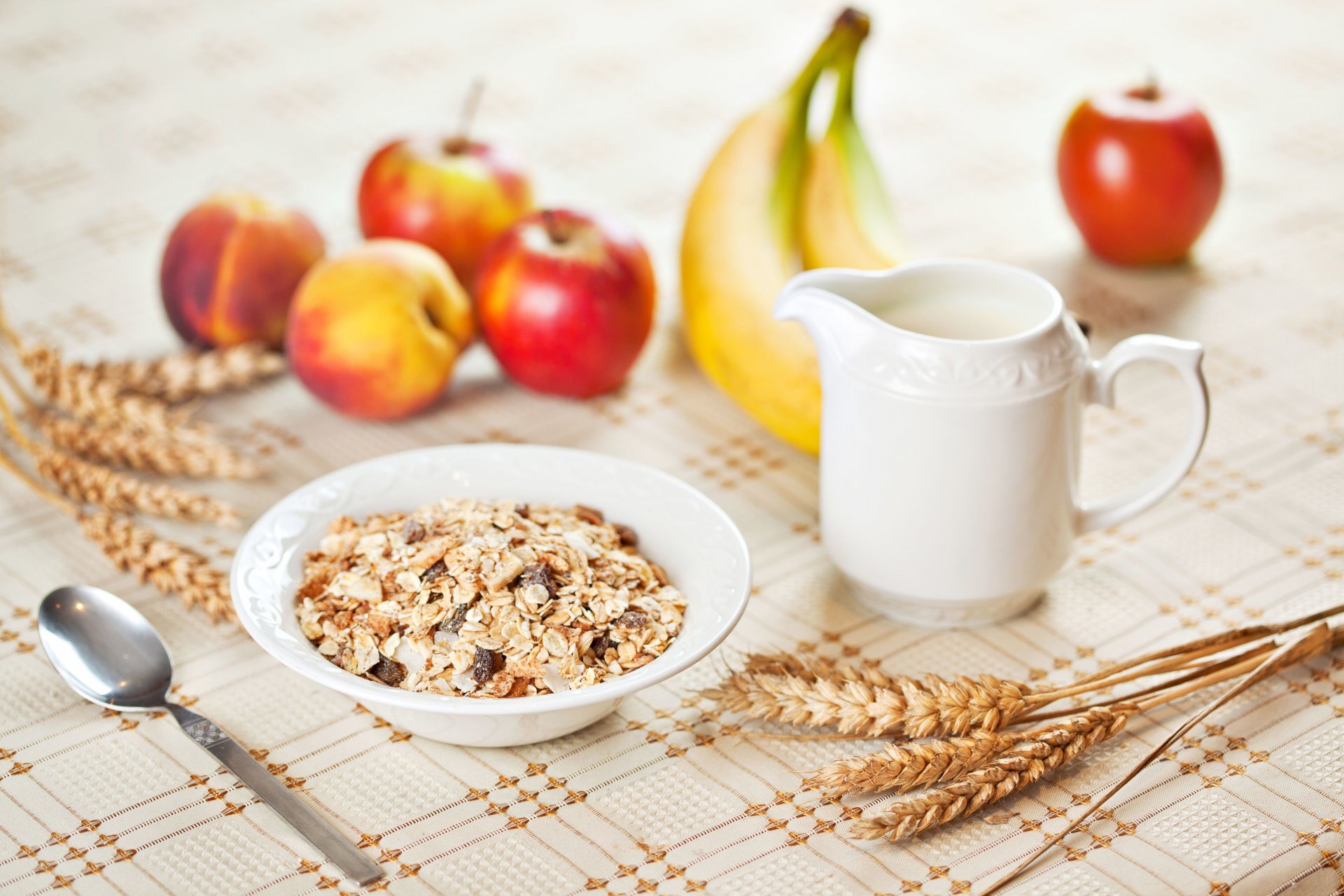 comida desayuno granola fruta manzana manzanas plátanos cuchara trigo centeno planta mesa fondo comida saludable pantalla ancha pantalla completa pantalla ancha fondo de pantalla