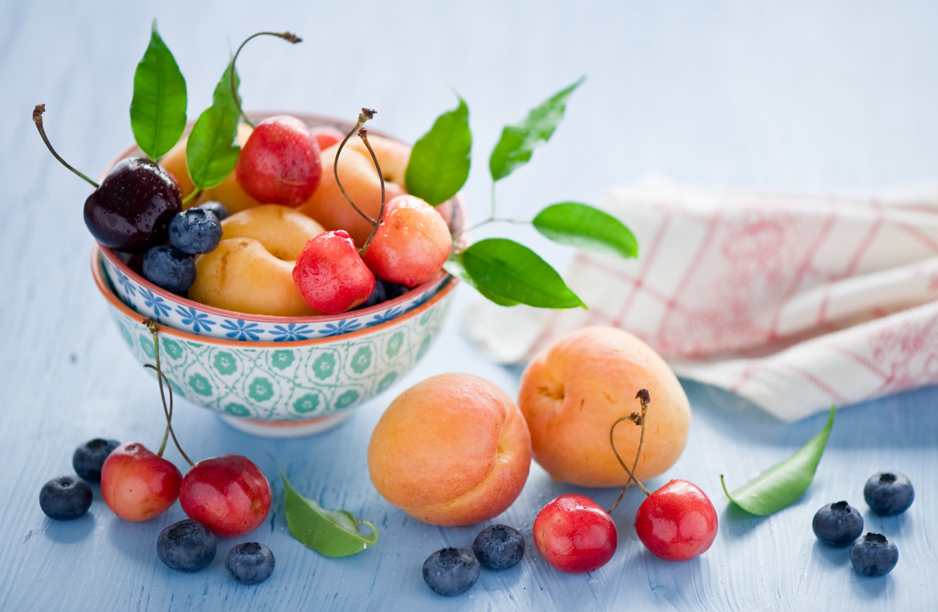 aprikosen kirschen kirschen blaubeeren früchte beeren blätter geschirr stillleben sommer anna verdina