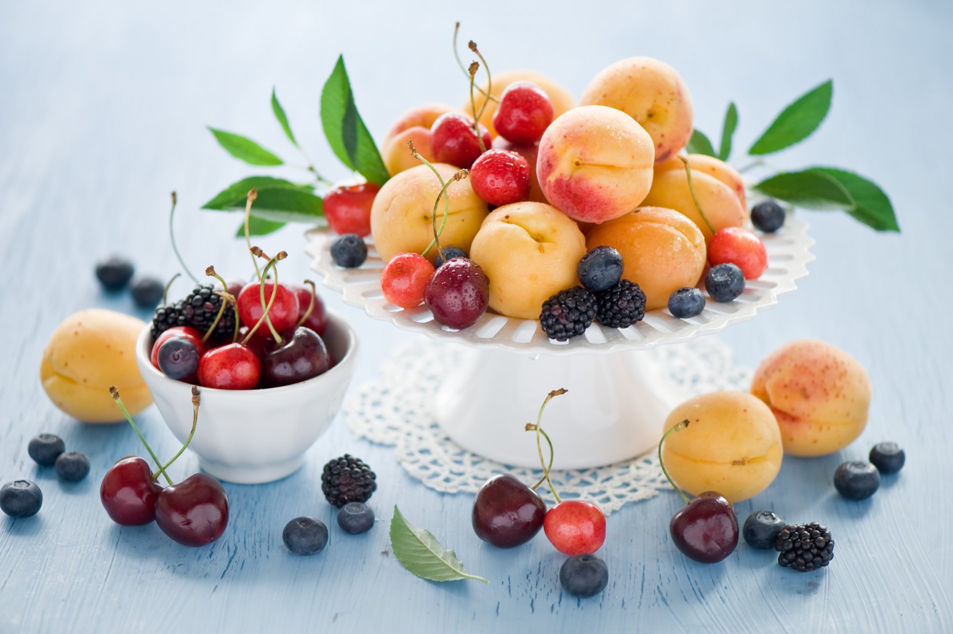 albaricoques frutas cerezas cerezas moras arándanos bayas verano naturaleza muerta anna verdina