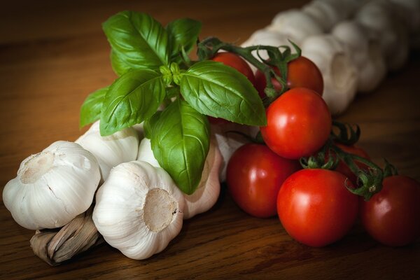 Knoblauch-Tomatenstrauß mit Salatblättern