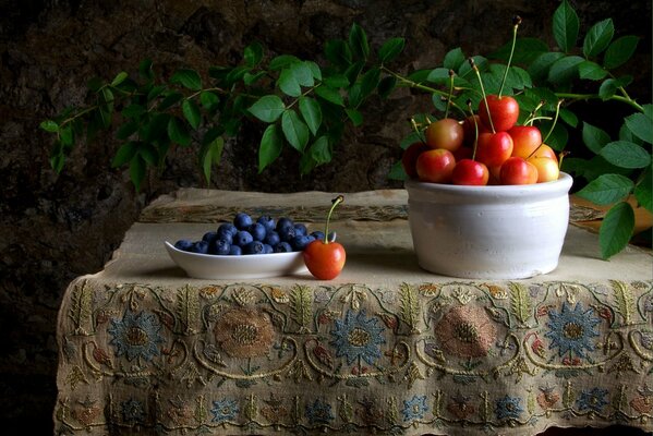 Plato de Bodegón con arándanos y cerezas