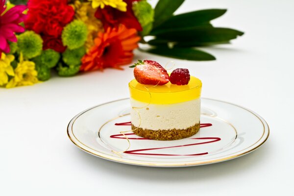 Dessert dans une assiette sur fond de fleurs