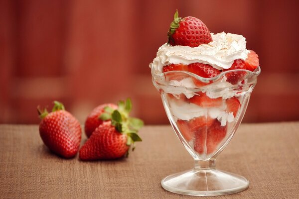 Dessert strawberries with cream