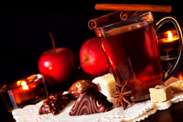 Humeur du nouvel an avec une tasse de thé et des bonbons au chocolat