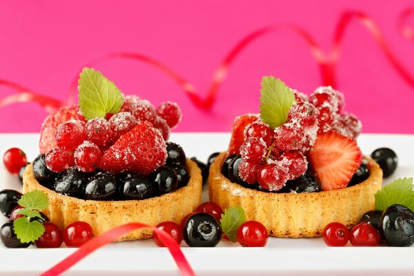 Brownies con arándanos y fresas y hojas de menta