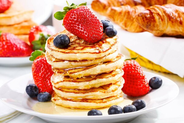 Assiette de pancakes aux fraises et aux bleuets