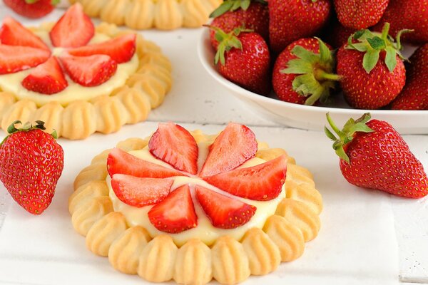 Tortini di torta con crema e fragole