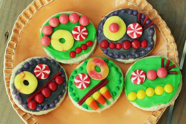 Émoticônes de biscuits multicolores sur un plat jaune