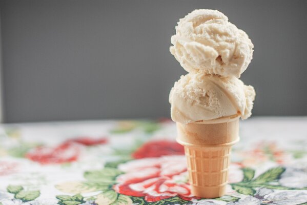 Helado en un vaso sobre la mesa