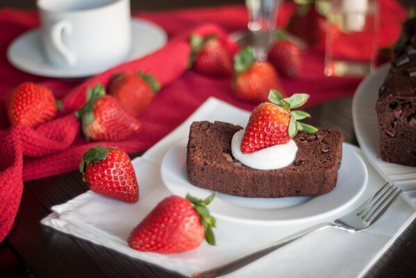 Süßer Kuchen mit Beeren und Sahne