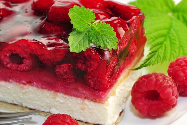 Tarta de queso con gelatina de frambuesa