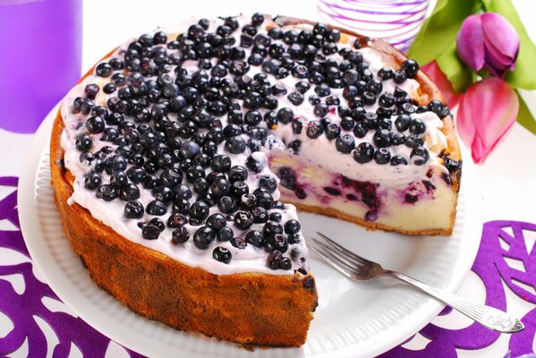 Sweet cheesecake with blueberries and cream