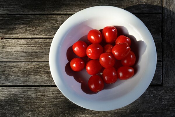 Tomates Cherry rojos en un plato blanco