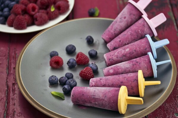 Paletas en un plato con bayas frescas