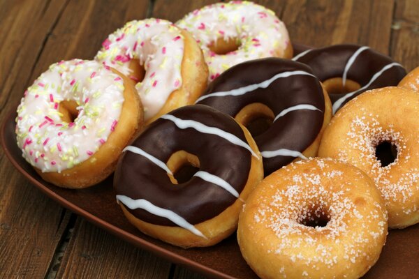 Trois types de beignets délicieux et sucrés