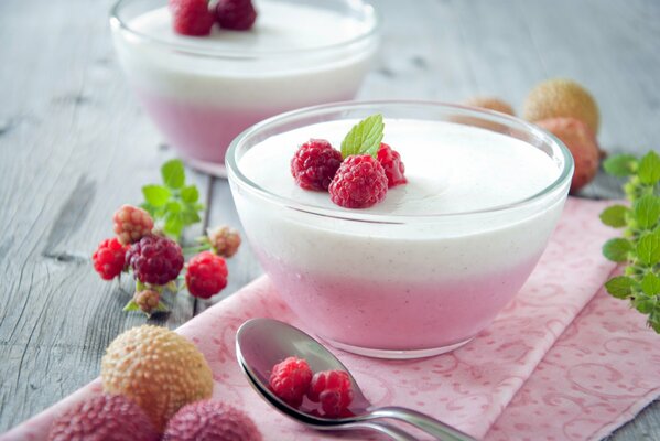 Postre Panna Cotta con frambuesas frescas