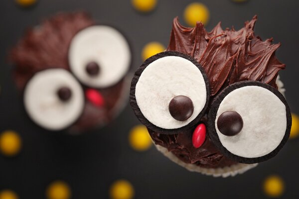 Cupcakes avec une décoration joyeuse avec des yeux