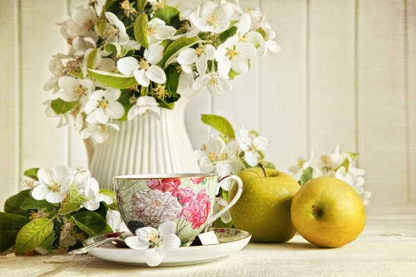 A cup of tea the aroma of apples and flowers