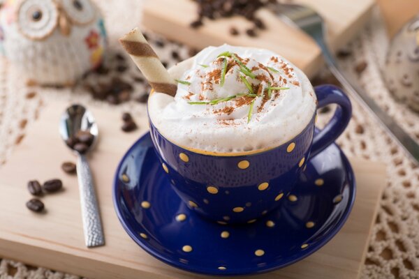 Cappuccino dans une tasse bleue avec de la mousse