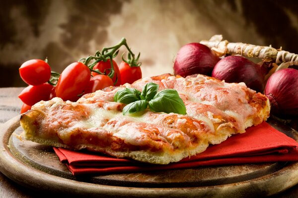 Sabroso trozo de pizza con cebolla y tomate