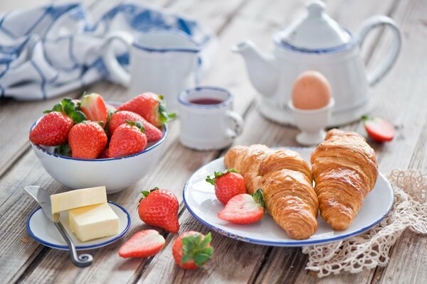 Tee mit Croissants und Erdbeeren zum Nachtisch