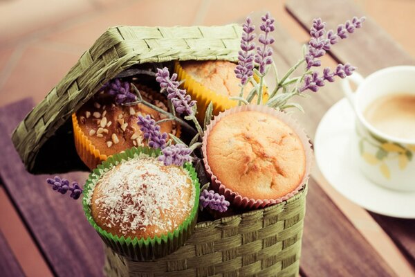 Pastel en una cesta de lavanda y una taza de café