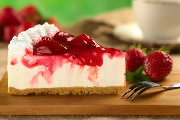 Cheesecake with strawberry sauce on a thin cake